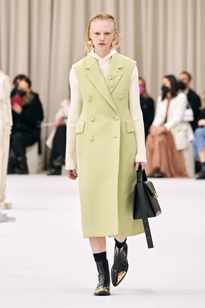 Look 3